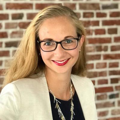 Melanie Dahms - Head of Sales Junge Frau blickt einladend